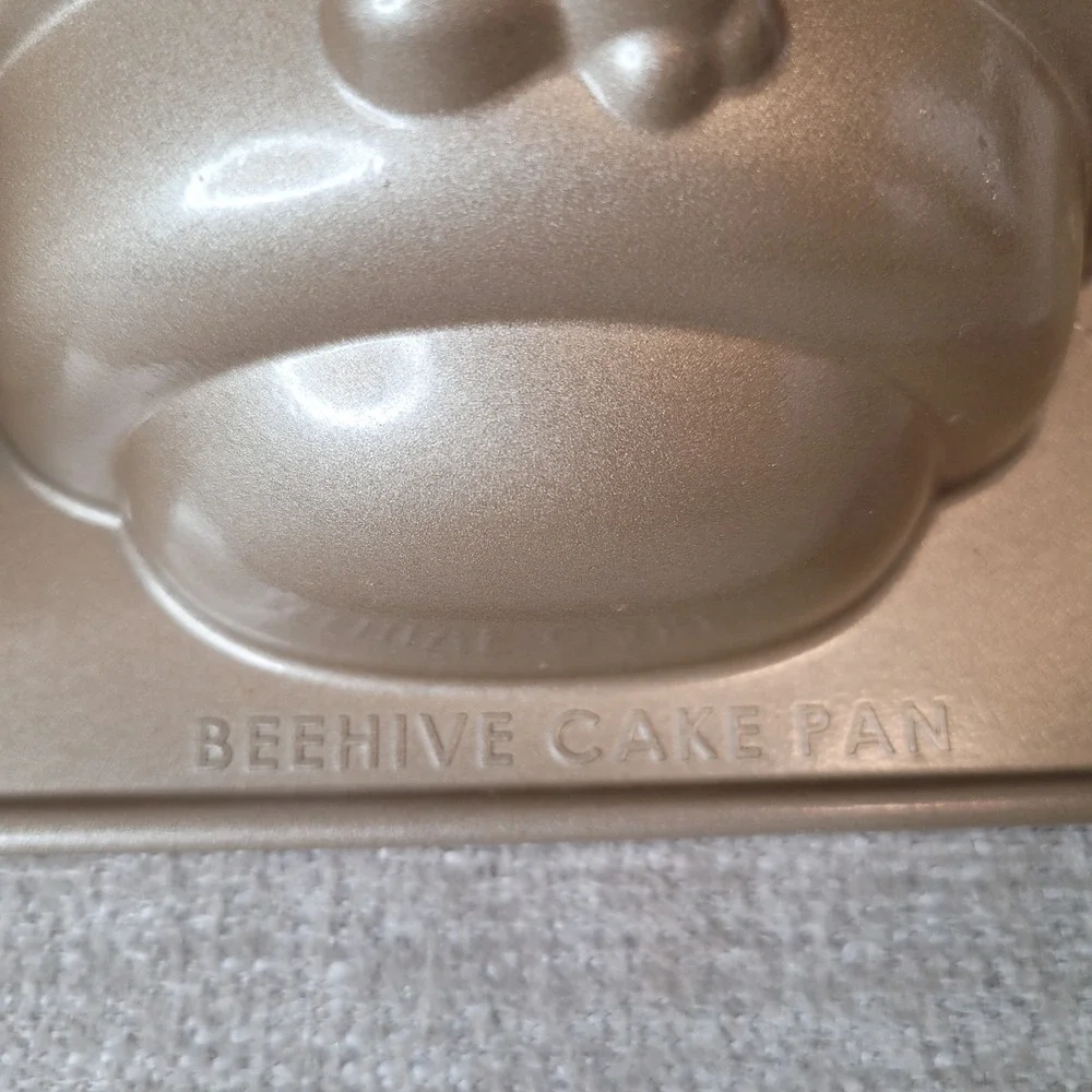 Williams Sonoma Nordic Ware Beehive Cake Pan 10 Cup Cast Aluminum USA Honey Bee